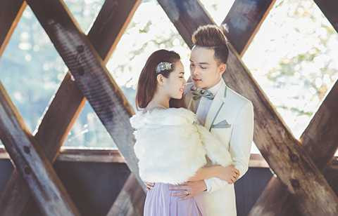 Cao Thái Sơn diện bộ vest đơn giản, tinh tế với hai màu trắng đen; trong khi đó, Lương Bích Hữu yêu kiều, ngọt ngào với chiếc váy hở phần lưng và cổ màu tím nhạt.