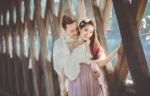 Cô khéo léo chọn một chiếc khăn choàng màu trắng để điểm xuyết cho trang phục.