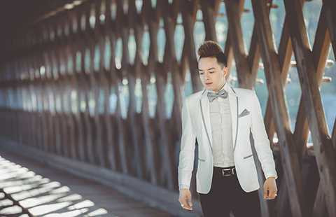 Album “Anh Vẫn Yêu Em Như Ngày Đầu Tiên” của Cao Thái Sơn sẽ chính thức lên kệ vào ngày 12/11 tới đây sau hai năm anh vắng bóng ở thị trường nhạc Việt. Tuy nhiên, thời điểm này, anh vẫn miệt mài chạy show ở hải ngoại.