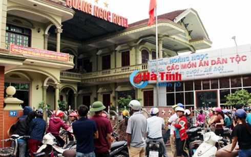 Nhiều người tập trung tại nơi xảy ra vụ án mạng (Ảnh: Báo Hà Tĩnh)
