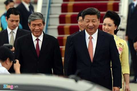 Ông Đinh Thế Huynh, Ủy viên Bộ Chính trị, Trưởng Ban Tuyên giáo Trung ương (trái) đón chủ tịch Trung Quốc cùng phu nhân tại sân bay. Ảnh: Anh Tuấn/ Zing News