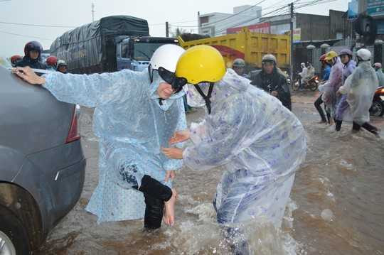 Người đi đường đổ máu