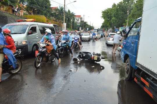 Nước chảy xiết khiến 2 xe máy va chạm với nhau, người điều khiển té xuống đường bị <a href='https://vtcnews.vn/oto-xe-may.31.0.html' >xe co</a>ntainer cán chết