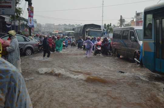 Đường phố Buôn Ma Thuột 'hoá thác' mỗi lần mưa