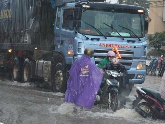 Nước chảy xiết, nhiều xe máy ngã trước đầu xe tải
