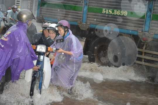 Đường phố Buôn Ma Thuột 'hoá thác' mỗi lần mưa