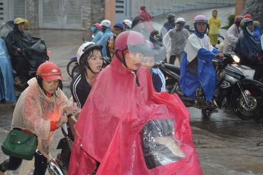 Người đi đường phải hỗ trợ nhau đẩy xe qua những đoạn nước chảy xiết