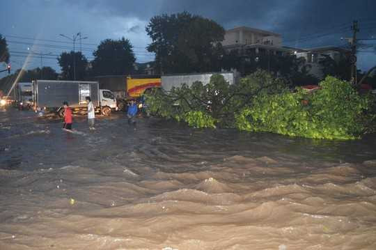 Đường phố Buôn Ma Thuột 'hoá thác' mỗi lần mưa