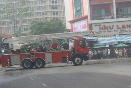 Khói lửa bao trùm tòa nhà cao nhất TP.HCM