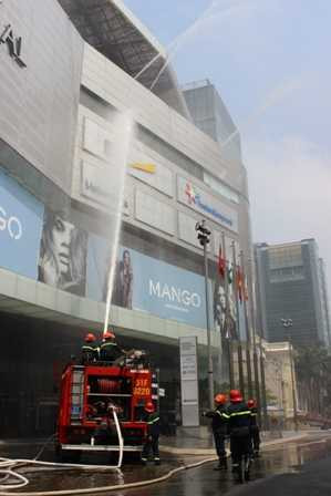 Khói lửa bao trùm tòa nhà cao nhất TP.HCM