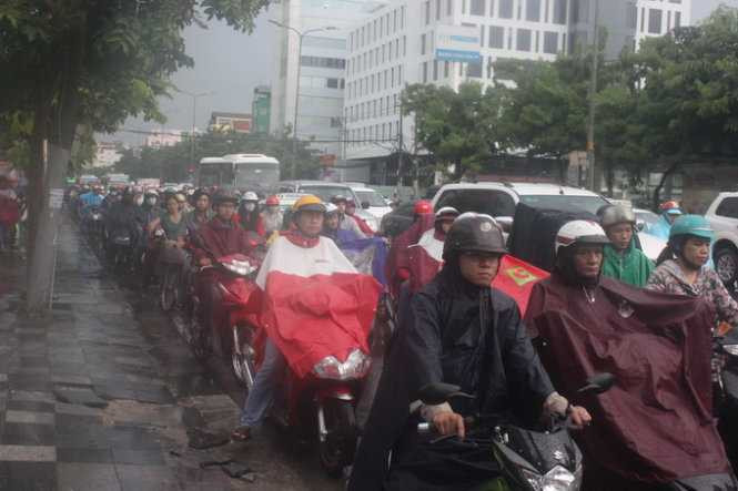 Kẹt xe kéo dài trên đường Cộng Hòa, Q.Tân Bình - Ảnh: Đức Phú