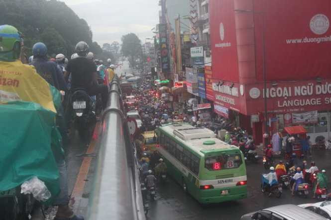 Tình trạng ùn tắc xảy ra tại khu vực cầu vượt Lăng Cha Cả - Ảnh Đức Phú