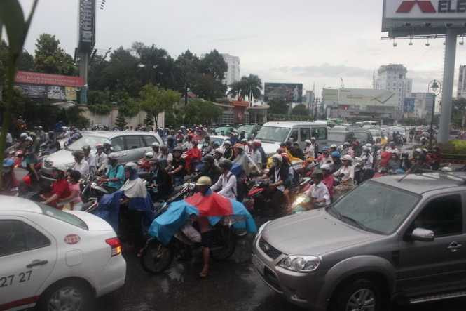 Dòng xe xếp hàng trên tại giao lộ Nguyễn Văn Trỗi và Hoàng Văn Thụ, Q.Phú Nhuận - Ảnh: Đức Phú