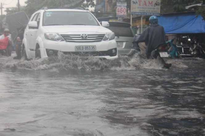 Sóng nước xô vào người đi đường - Ảnh: Đức Phú