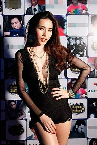 Bà xã Công Vinh luôn khiến người khác khó rời mắt vì ăn mặc nóng bỏng.