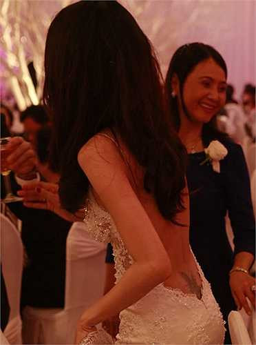 Trong tiệc cưới Công Vinh, Thủy Tiên diện váy cắt xẻ sâu hút, lộ hình xăm nơi nhạy cảm.