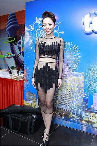 Những bộ váy diện khi đi sự kiện của Tóc Tiên luôn khiến phóng viên ảnh chú ý.