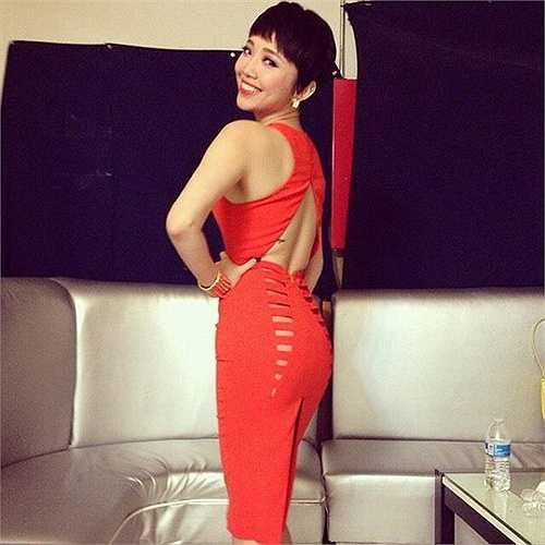 Tóc Tiên khoe khéo vòng ba gợi cảm qua đường cut-out của chiếc váy đỏ, bó sát.