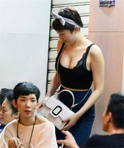 Trên đường phố, Tóc Tiên cũng chọn cách ăn vận thoải mái và tiện lợi.