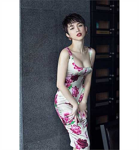 Vòng một trễ nải, gợi cảm của người đẹp tên Tiên.