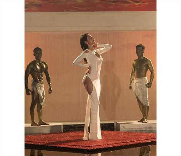 Khi ra mắt MV Em đã yêu vào ngày 2.11 vừa qua, Thủy Tiên gây xôn xao dư luận vì chiếc váy cắt xẻ táo bạo.