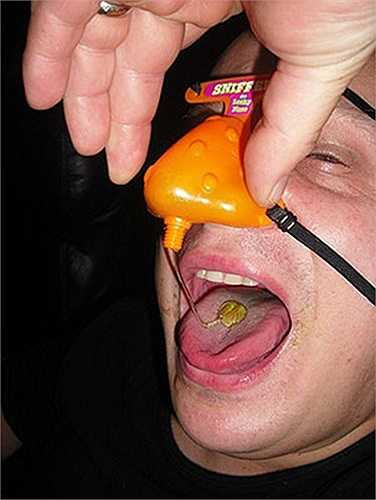 Kẹo nước mũi: Loại kẹo này được thiết kế dựa trên hiện tượng chảy nước mũi. Nó có hình chiếc mũi và có thể đeo lên khuôn mặt. Phần kẹo sẽ rỉ ra từ 'chiếc mũi' khi bạn bóp mũi. Nhà sản xuất khuyến khích mọi người dùng lưỡi để liếm hết phần kẹo.