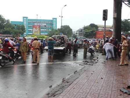 Ôtô điên cuồng tông hàng loạt người ở vòng xoay, kéo lê xe máy cháy ngùn ngụt