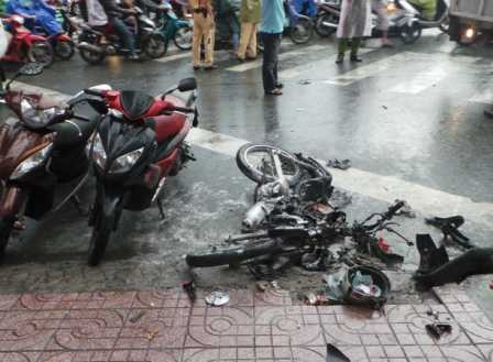 Ôtô điên cuồng tông hàng loạt người ở vòng xoay, kéo lê xe máy cháy ngùn ngụt