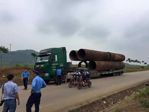 Tài xế khoá cửa xe rồi bỏ đi