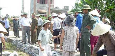 Do mâu thuẫn, trưởng công an xã đánh hành hung mẹ con bà Lệ (Ảnh minh hoạ)