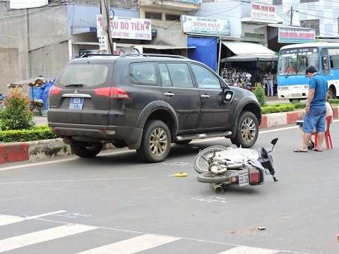 Va chạm xe biển xanh, người đàn ông nguy kịch