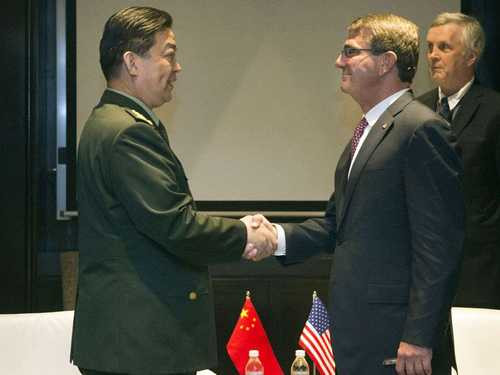 Bộ trưởng Quốc phòng Mỹ Ashton Carter (phải) bắt tay tướng Thường Vạn Toàn
