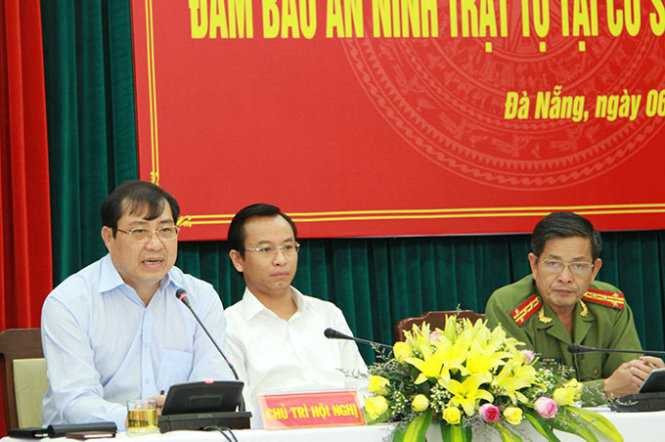 Ông Huỳnh Đức Thơ, chủ tịch TP Đà Nẵng (bên trái) cho biết sẽ lắp 1.000 camera để giám sát, xử lý tội phạm (Ảnh: Hữu Khá)