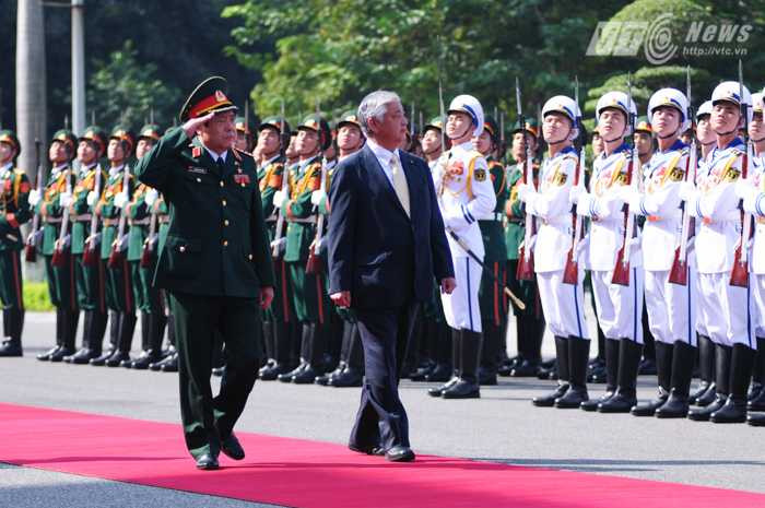 Đại tướng Phùng Quang Thanh và Bộ trưởng Nakatani Gen duyệt đội danh dự Quân đội nhân dân Việt Nam - Ảnh: Tùng Đinh