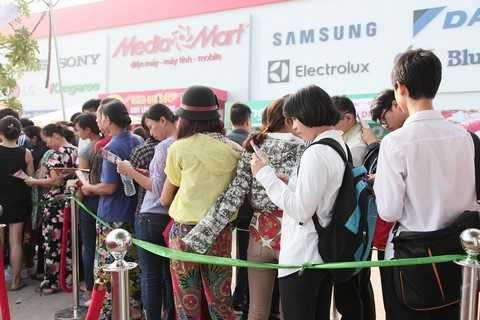 Xếp hàng dài chờ đợi trước cửa siêu thị MediaMart Cầu Diễn Xếp hàng dài chờ đợi trước cửa siêu thị MediaMart Cầu Diễn