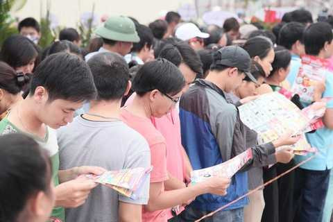 Người tiêu dùng hào hứng với thông tin khuyến mại trên tờ rơi Người tiêu dùng hào hứng với thông tin khuyến mại trên tờ rơi