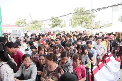 Dòng người kéo vào siêu thị Dòng người kéo vào siêu thị