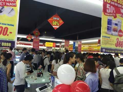 Các bạn trẻ thích thú trải nghiệm các sản phẩm smartphone, máy tính bảng Các bạn trẻ thích thú trải nghiệm các sản phẩm smartphone, máy tính bảng