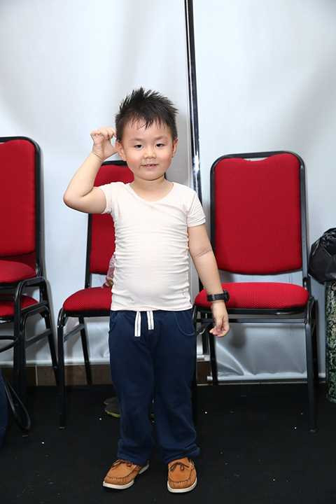 Vẻ bụ bẫm đáng yêu của cậu con trai 3 tuổi của Lê Phương.