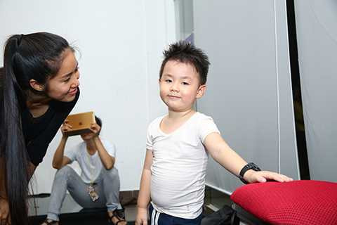 Sự xuất hiện bất ngờ của Cà Pháo khiến nữ diễn viên rất vui và hạnh phúc. Những mệt mỏi và căng thẳng trong lúc tập luyện đã không còn hiện hữu trên gương mặt cô. Thay vào đó là một nụ cười rạng rỡ khi ngắm nhìn cậu con trai cưng. 