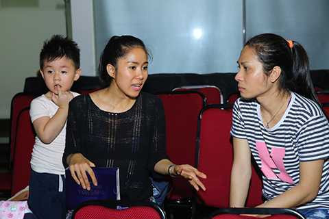 Vẻ ngơ ngác đáng yêu của cậu bé khi nhìn các cô chú nghệ sĩ tập luyện. 