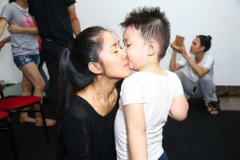 Một khoảnh khắc yêu không thể tả của hai mẹ con Lê Phương. 