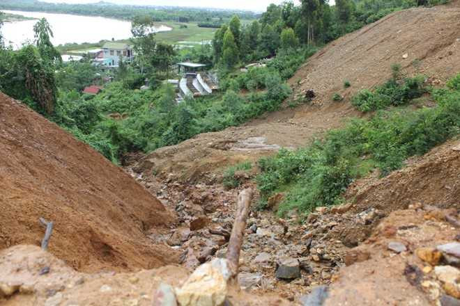 Đất đá hàng ngàn tấn “treo” trên đầu người dân xóm Huế. (Ảnh: Hữu Long)