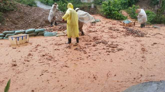 Người dân vật vã sống chung với bùn đất. Ảnh: Hữu Long