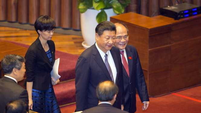 Chủ tịch Quốc hội Nguyễn Sinh Hùng (phải) thay mặt Quốc hội đón ông Tập Cận Bình -