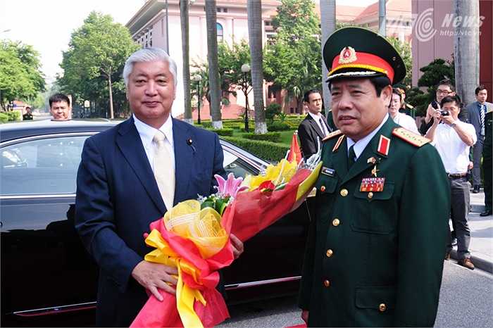 Bộ trưởng Nakatani Gen nhận hoa từ Bộ trưởng Quốc phòng, Đại tướng Phùng Quang Thanh