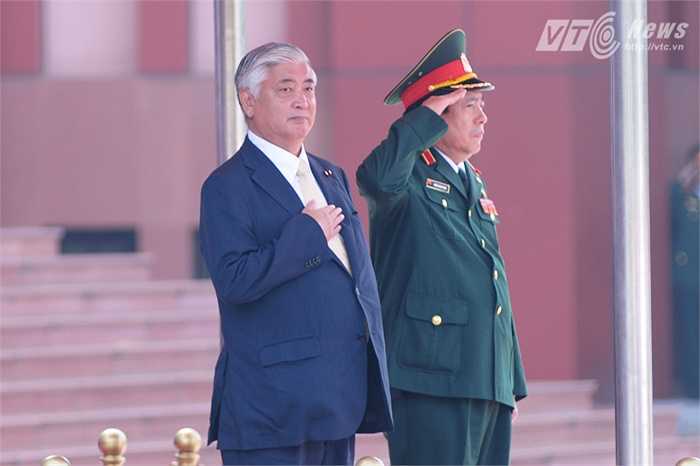 Hai bộ trưởng làm lễ chào cờ