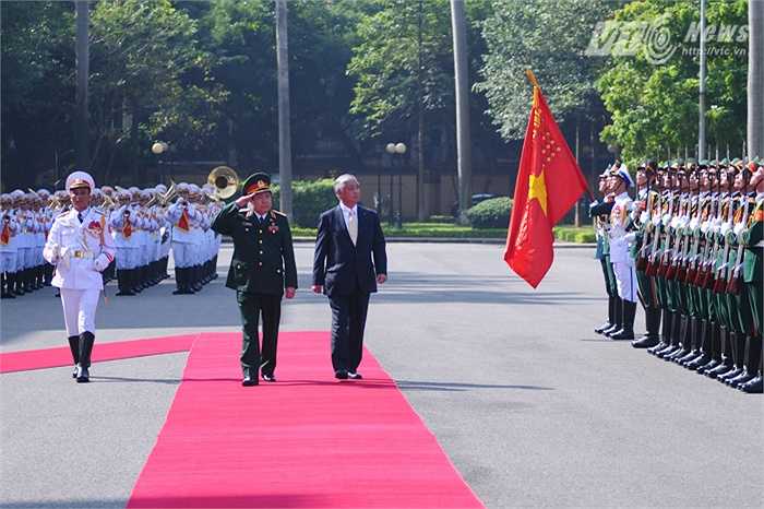 Cùng duyệt đội danh dự