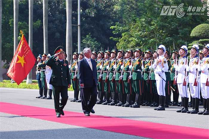 Đại tướng Phùng Quang Thanh và Bộ trưởng Nakatani Gen duyệt đội danh dự Quân đội nhân dân Việt Nam