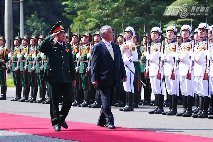 Đại tướng Phùng Quang Thanh và Bộ trưởng Nakatani Gen duyệt đội danh dự Quân đội nhân dân Việt Nam